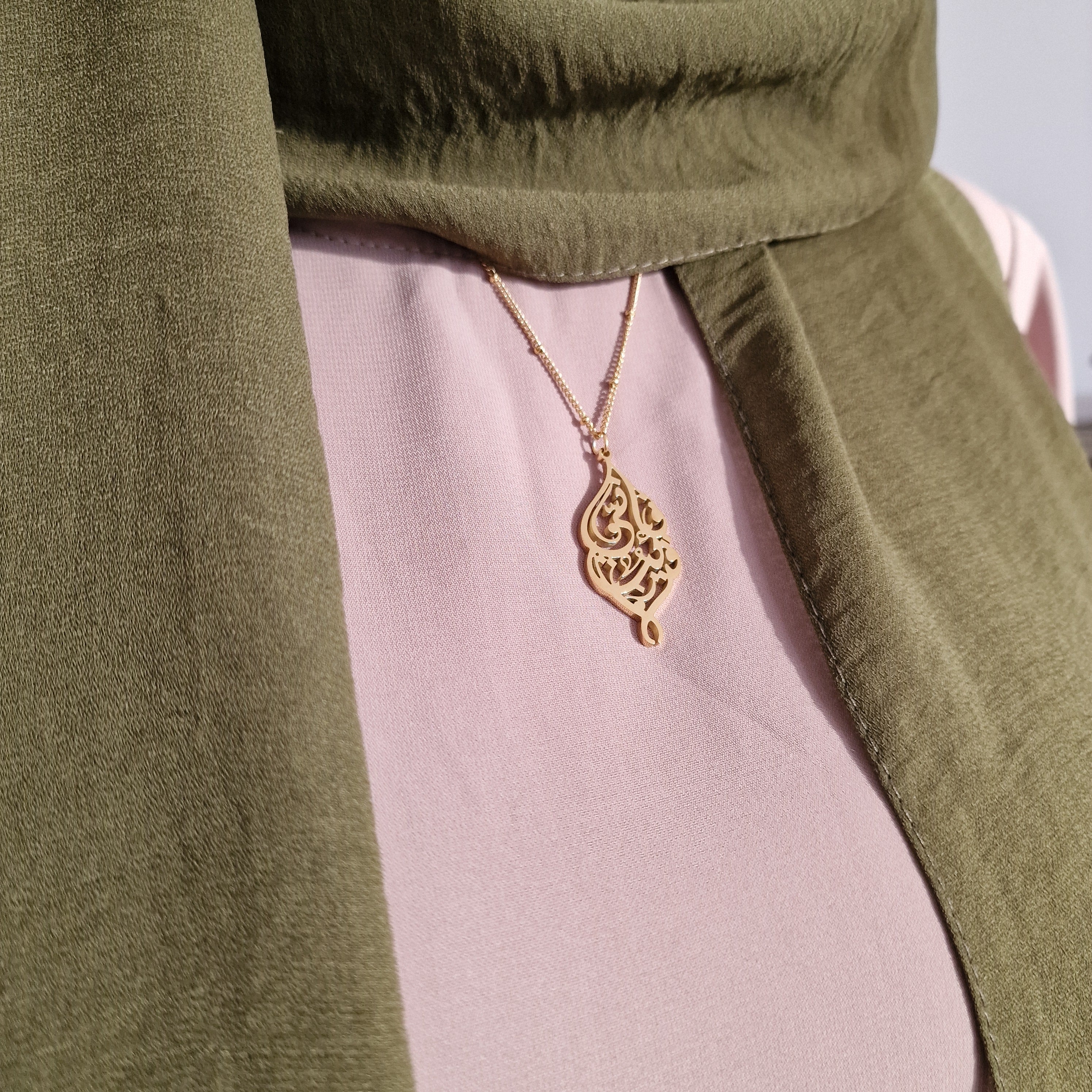 Tragefoto der Halskette mit kalligrafischem Anhänger 'Fa Inni Qarib' (wahrlich ich bin nahe), inspiriert vom Koran
