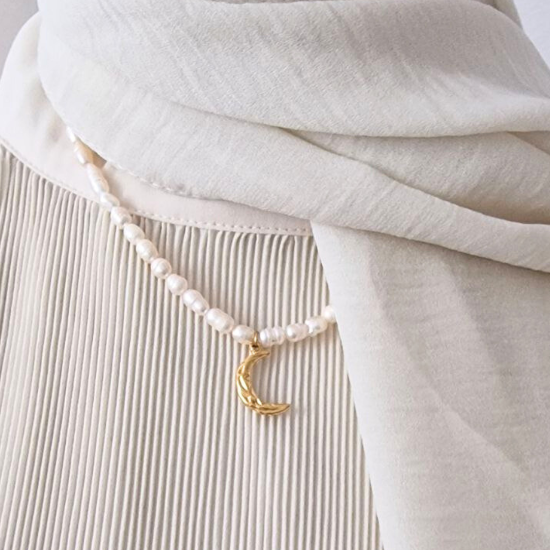 Mondlicht Halskette – Süßwasserperlen & Goldmond