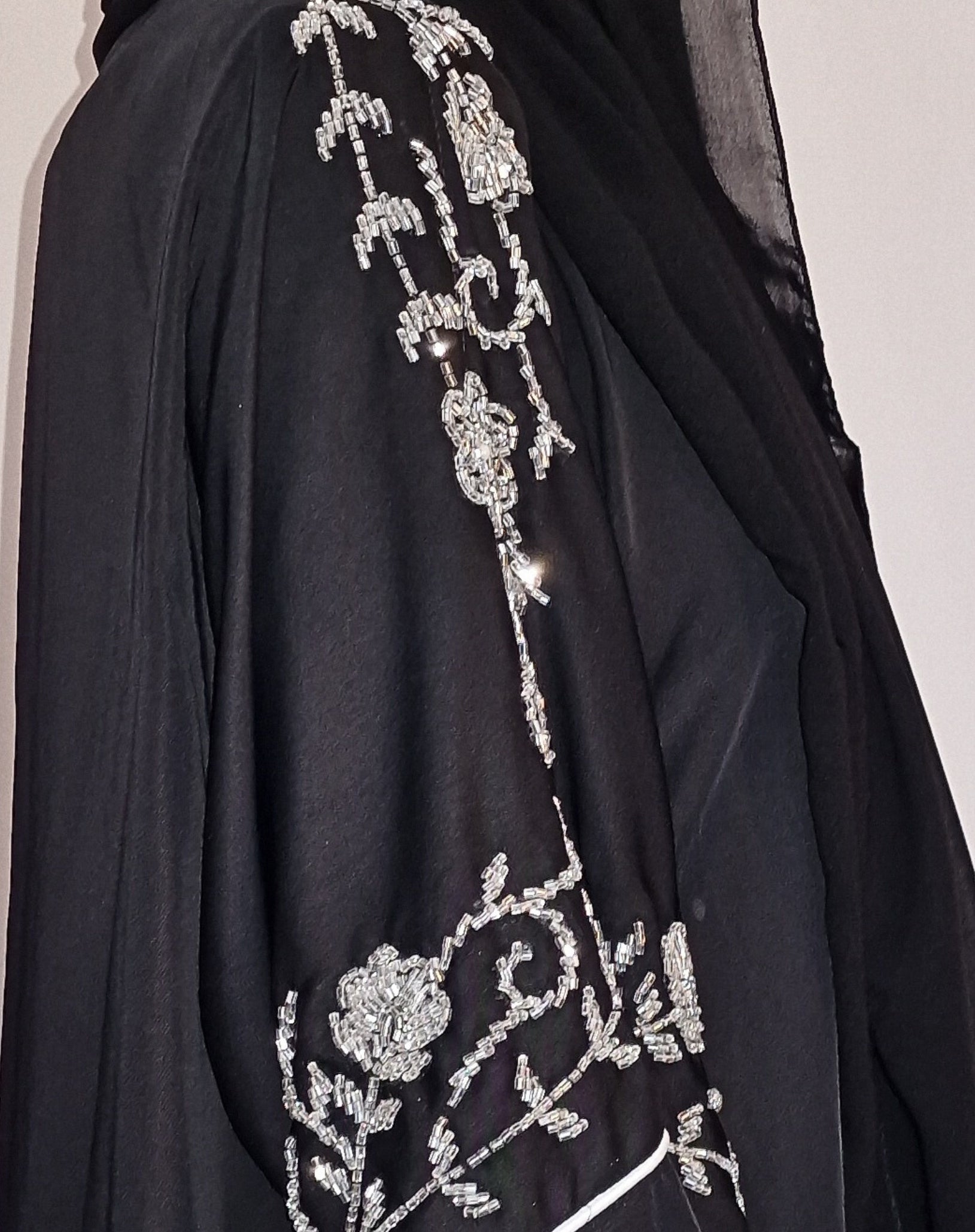 Abaya Lien - Handgenäht mit edlen Perlenstickereien