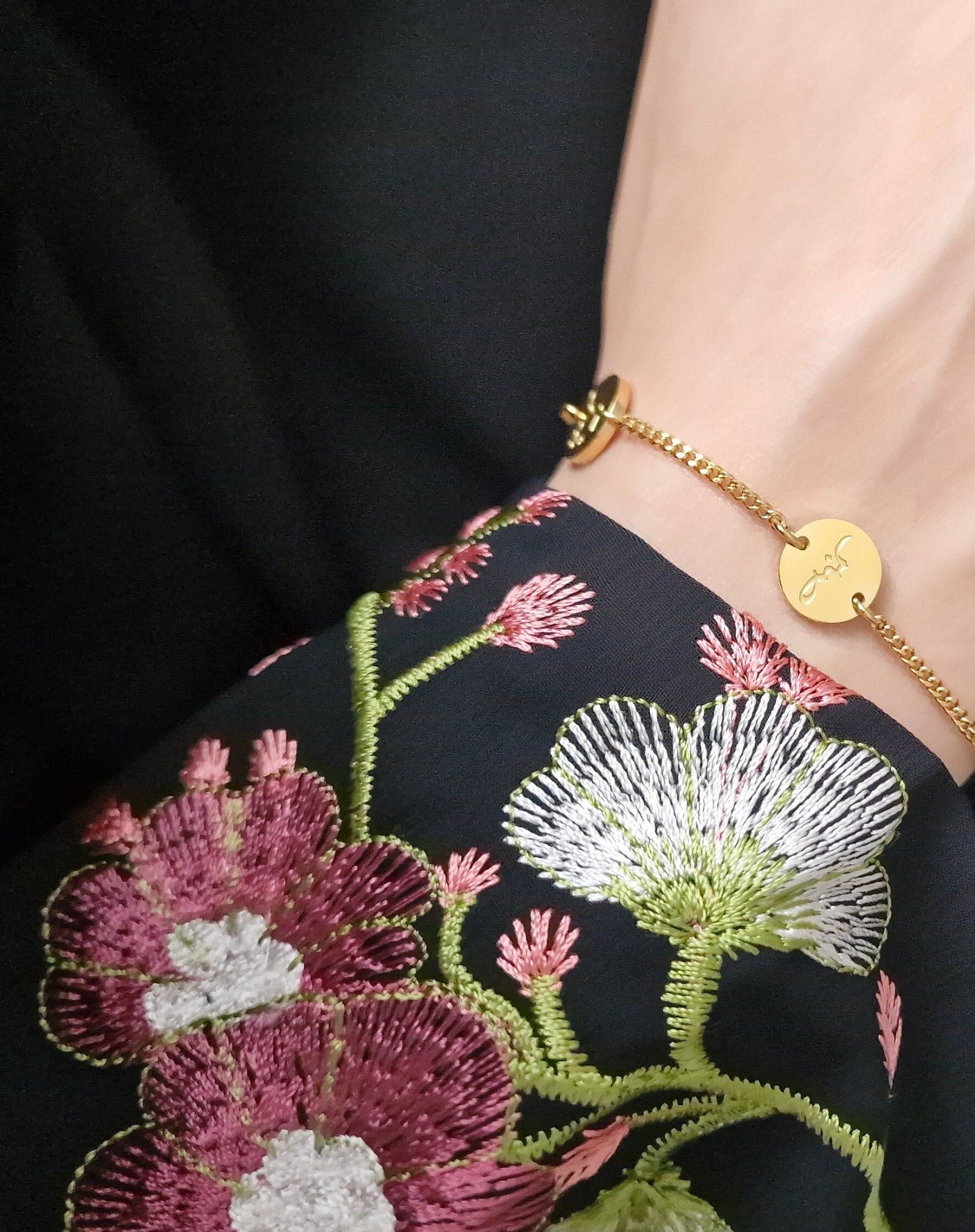 Abaya Flora – Handgenäht mit floraler Stickerei und passendem Hijab