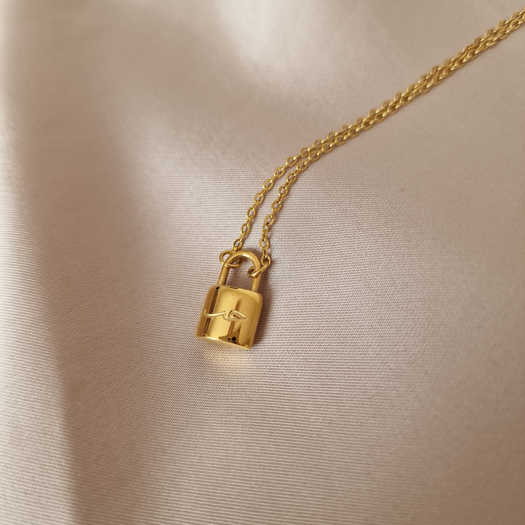 Halskette mit Schloss-Anhänger "حب" (Liebe) - HILALING