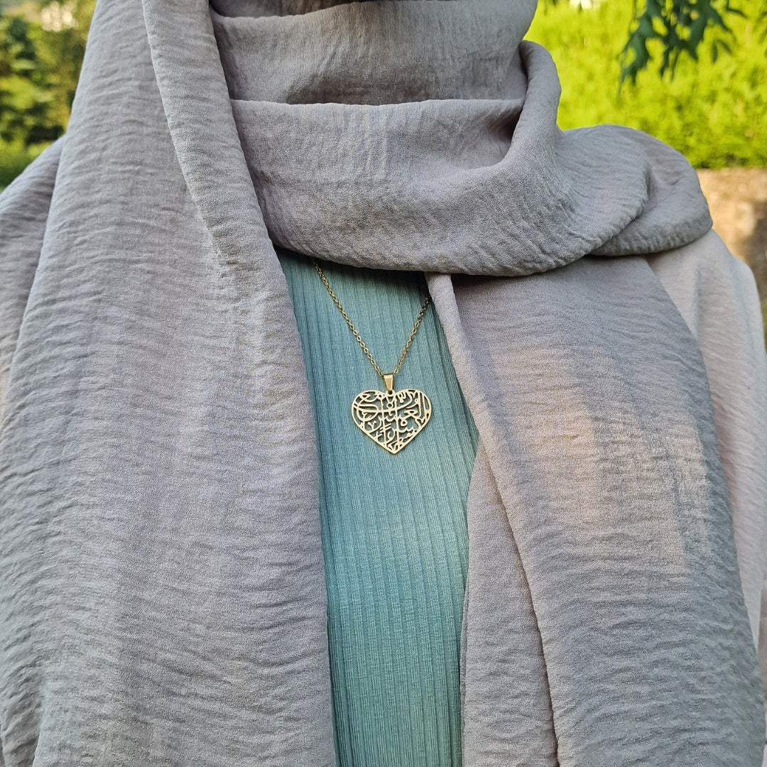 Halskette mit kalligrafischem Herz-Anhänger "إِنَّ مَعَ الْعُسْرِ يُسْرًا" (Mit der Erschwernis ist Erleichterung) - HILALING