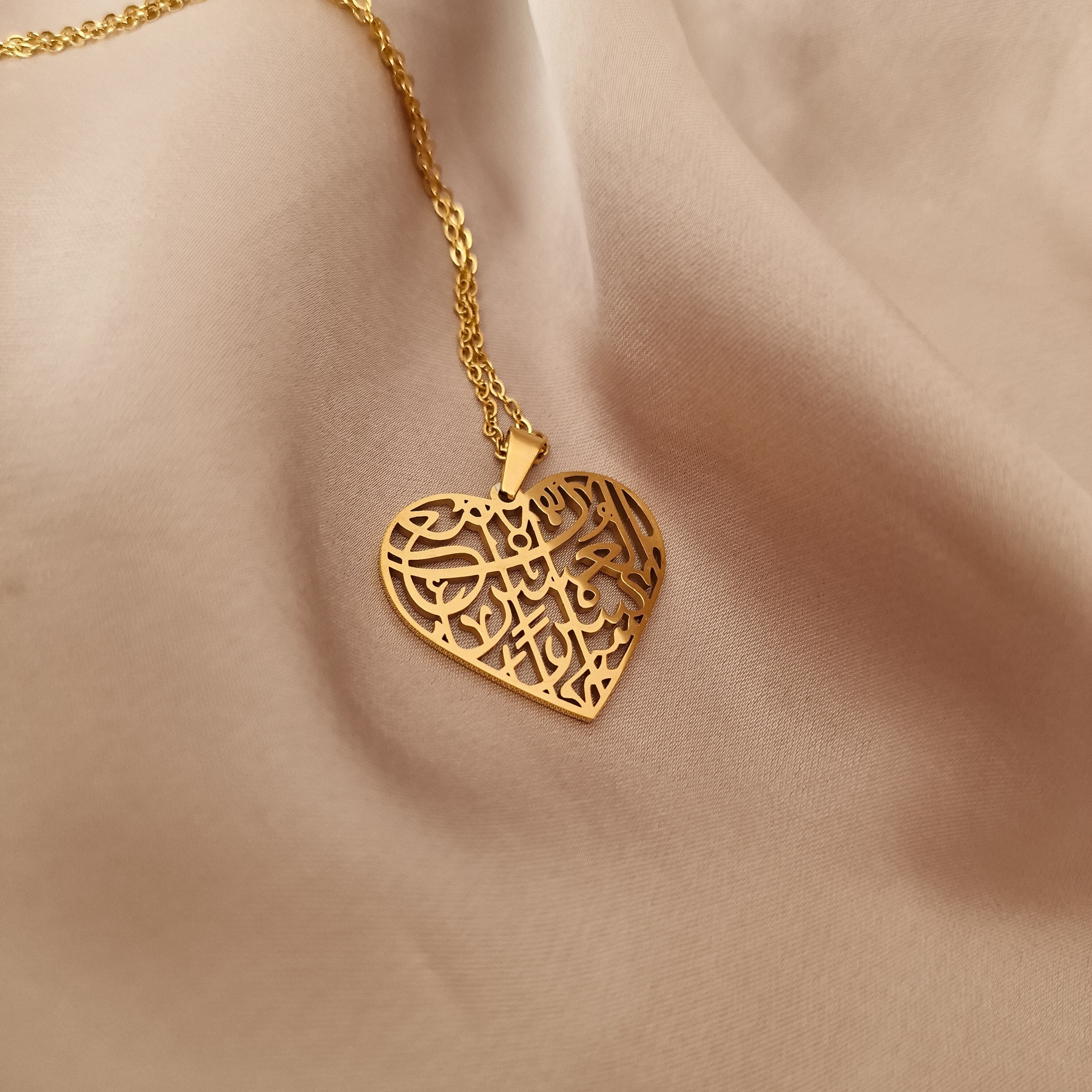 Halskette mit kalligrafischem Herz-Anhänger "إِنَّ مَعَ الْعُسْرِ يُسْرًا" (Mit der Erschwernis ist Erleichterung) - HILALING