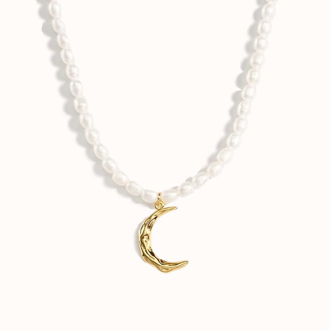 Mondlicht Halskette – Süßwasserperlen & Goldmond