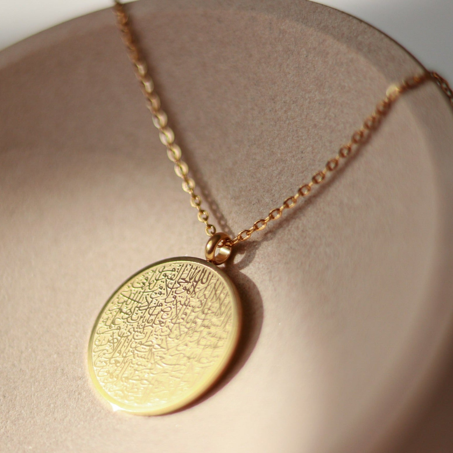 Goldene 18 Karat vergoldete Halskette mit rundem Anhänger auf dem in arabischer Schrift und feinster Kalligrafie Ayatul Kursi, der Thronvers eingraviert ist