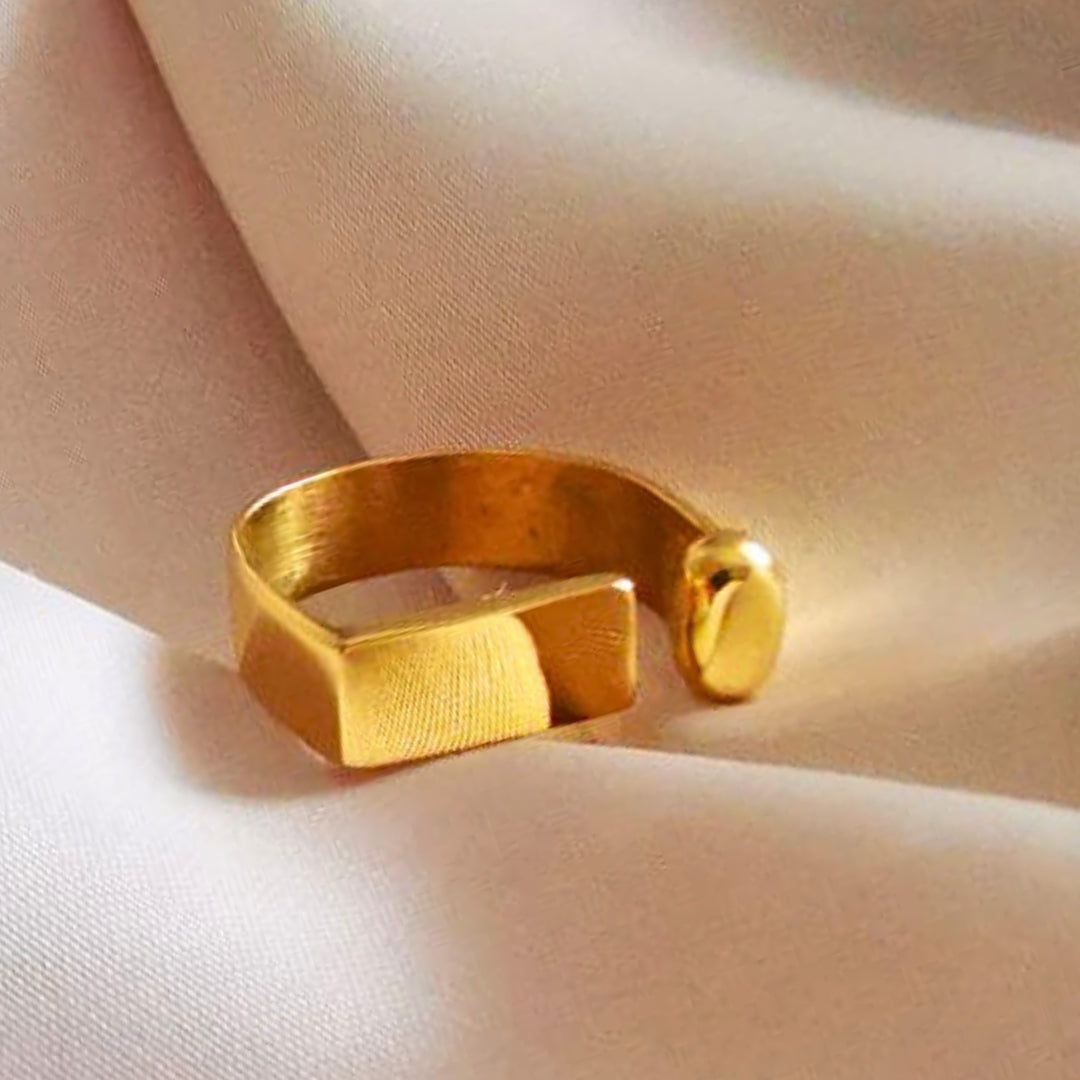 ring mit rechteckiger Fläche, die graviert werden kann. 